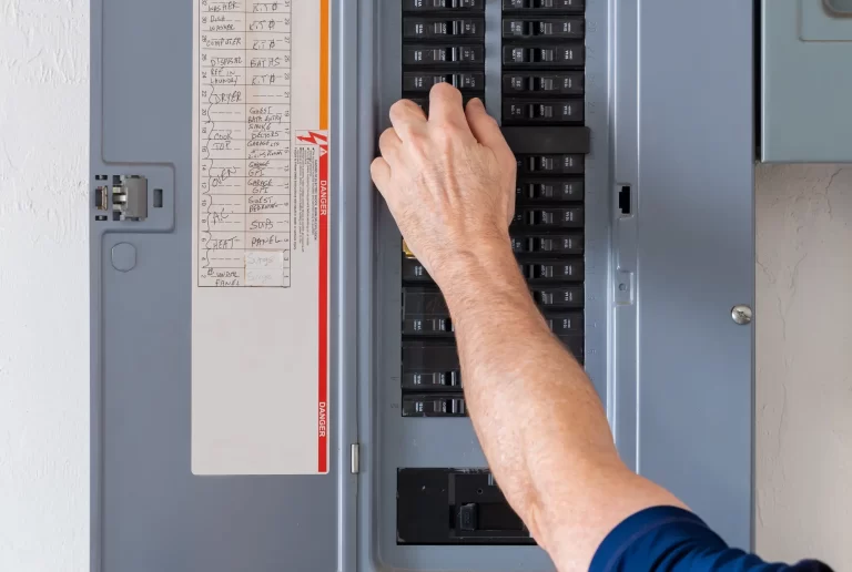 comment changer un disjoncteur dans un panneau electrique